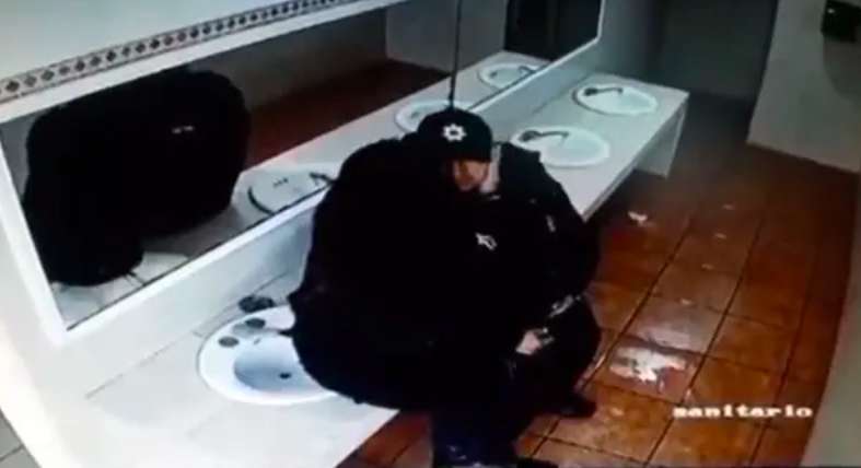 Captan a policías cariñosos en un publico