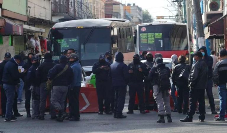 Empleados bloquean vialidades de Toluca; exigen quincenas y aguinaldos