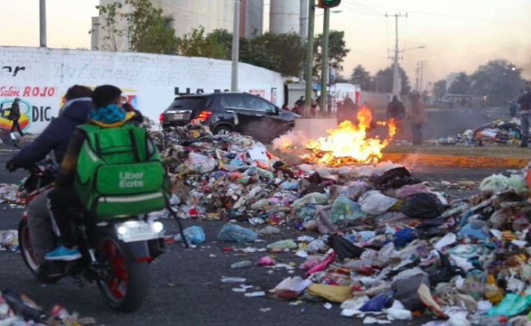 Las calles de Toluca se convierten en basureros en plena Navidad