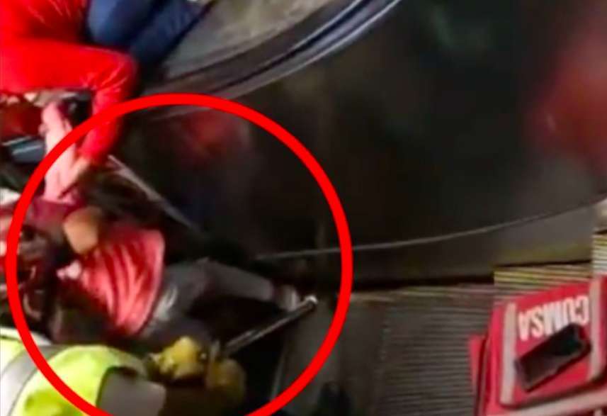 Menor atora su pie en escaleras eléctricas de Metro