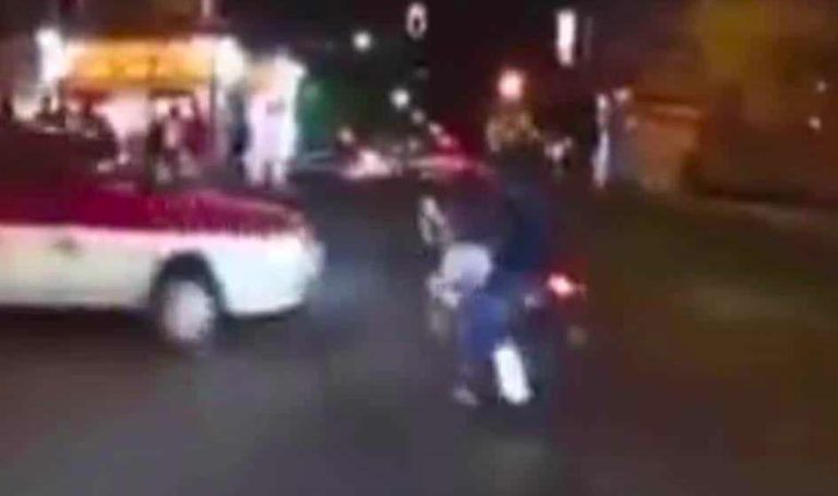 Motociclista impacta contra taxi al intentar un caballazo