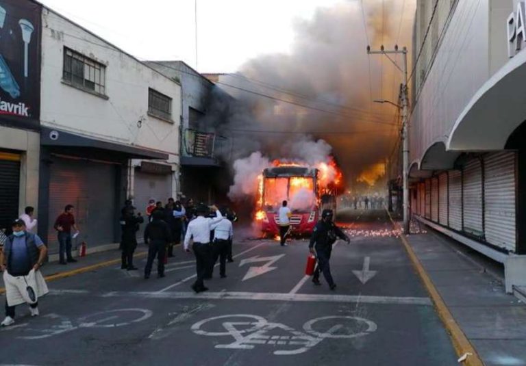 Trabajadores de Toluca queman camión por falta de pagos