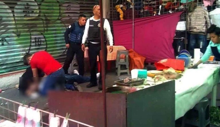 Ex policía ejecutado en tianguis de Coacalco, dicen que extorsionaba a comerciantes