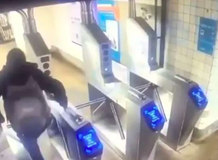 Hombre se rompe el cuello al brincar torniquetes del Metro