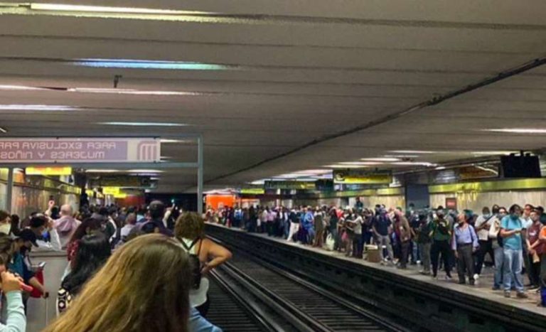 Humo en vagón del Metro provoca retrasos