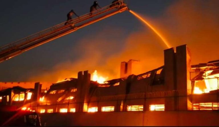 Incendio consume inmueble en zona industrial de Chalco