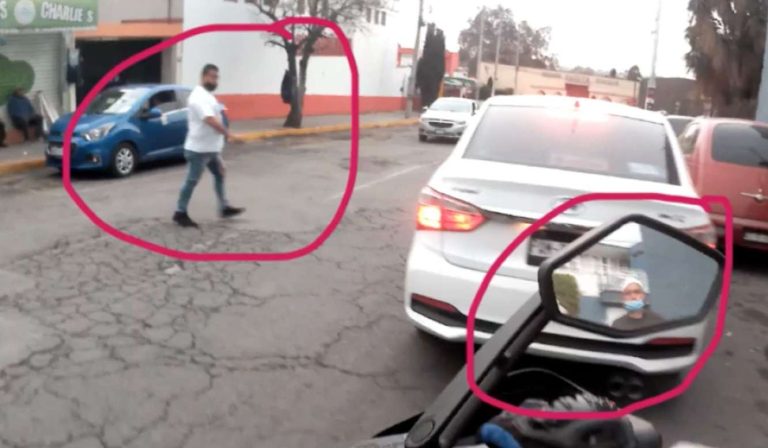 Motociclista graba presunto intento de robo afuera de Plaza Coacalco