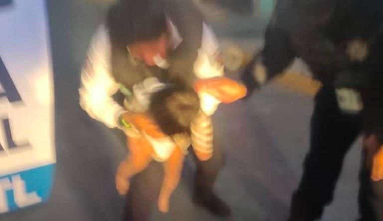 Policías en Neza salvan la vida de un bebé de 9 meses