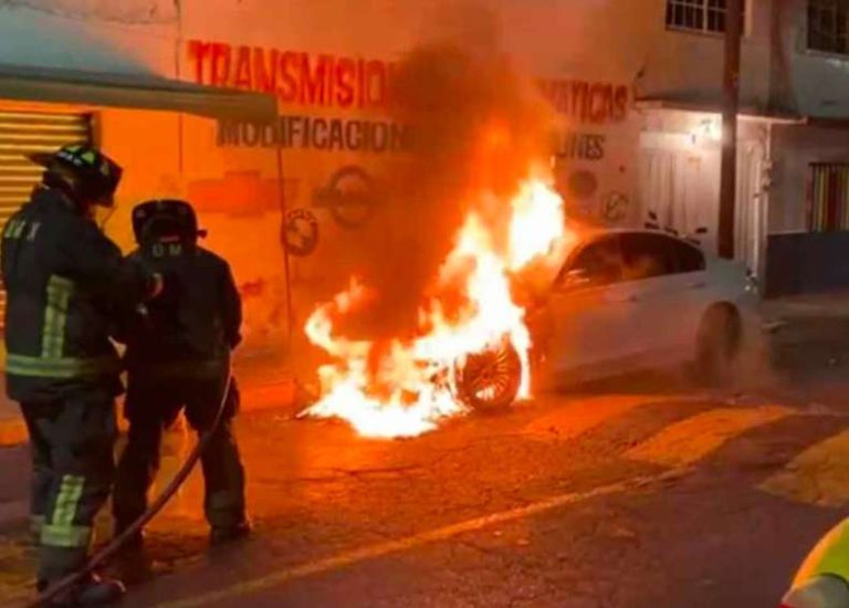 Sujetos prenden fuego a BMW y lo abandonan en la calles de Cdmx