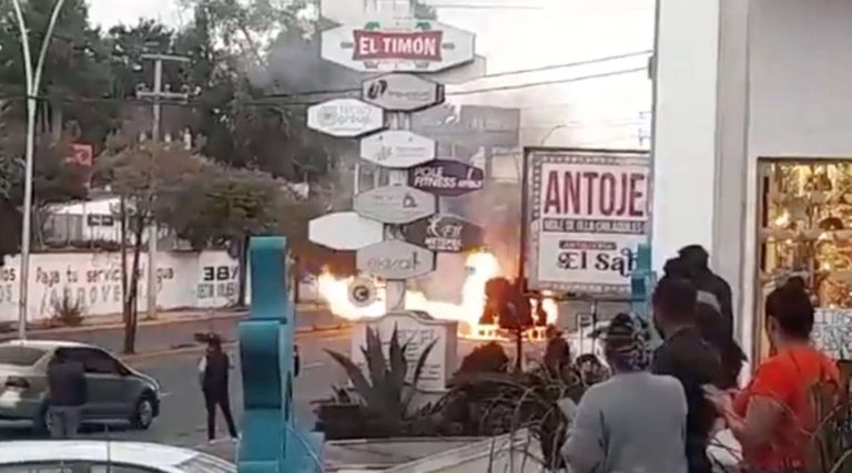 Así grabaron como se incendio camioneta en calles de Toluca