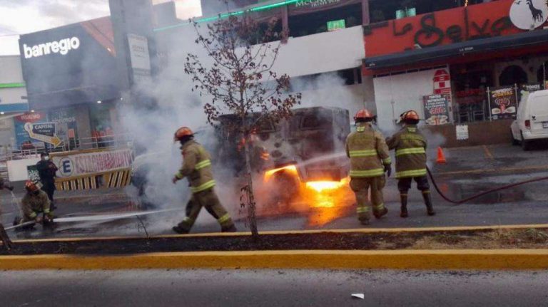 Camioneta de valores en Metepec, así ardió en llamas