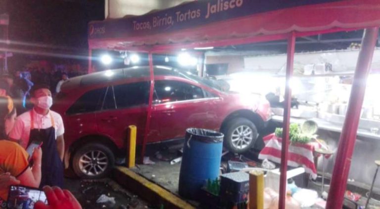 Conductor pierde el control y se impacta contra taquería en Ecatepec