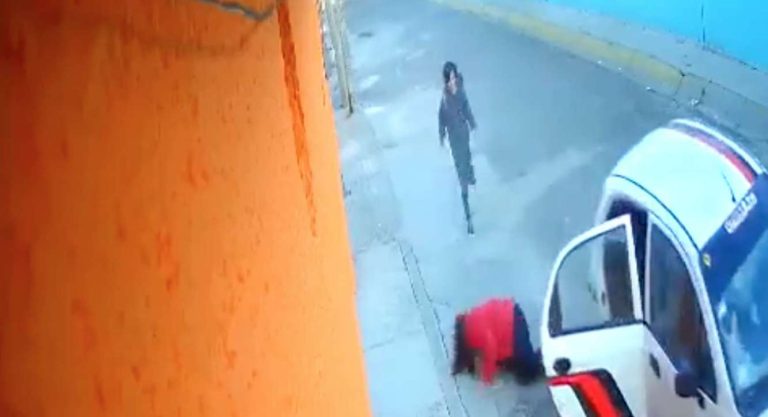 Lanzan a mujer de taxi en movimiento después de robarla en Ecatepec
