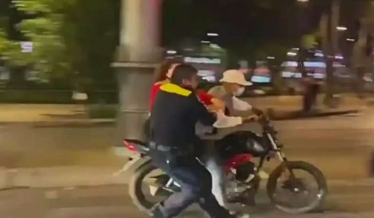 Policía de CdMx se cuelga de motociclista que se pasó un alto en Reforma