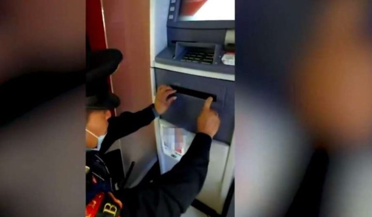 Policías retiran trampa de cajero automático en Reforma