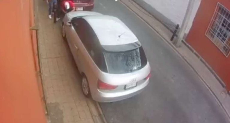 Sujetos roban autopartes y al escapar se les apaga su coche