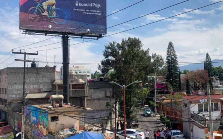 Trabajador cae de estructura de anuncio espectacular en Tlalpan