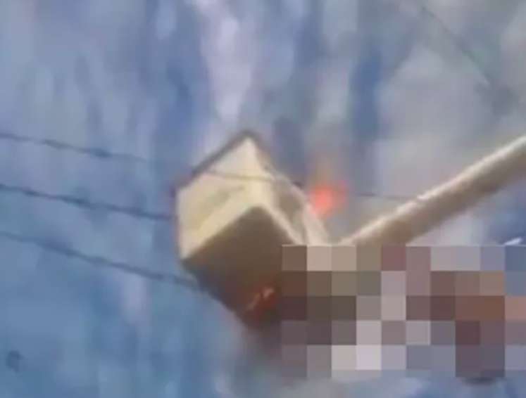 Trabajador de CFE cuelga de canastilla en llamas a 10 metros de altura
