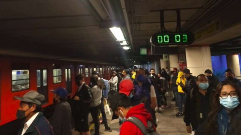 Usuarios reportan retrasos prolongados en servicio de Líneas 1 y 8 del Metro