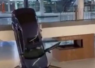Vehículo cae del segundo piso del estacionamiento de plaza comercial