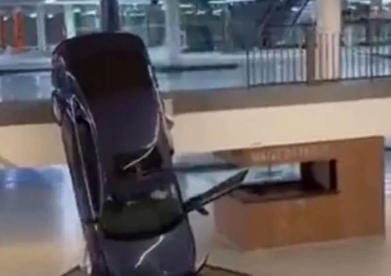 Vehículo cae del segundo piso del estacionamiento de plaza comercial