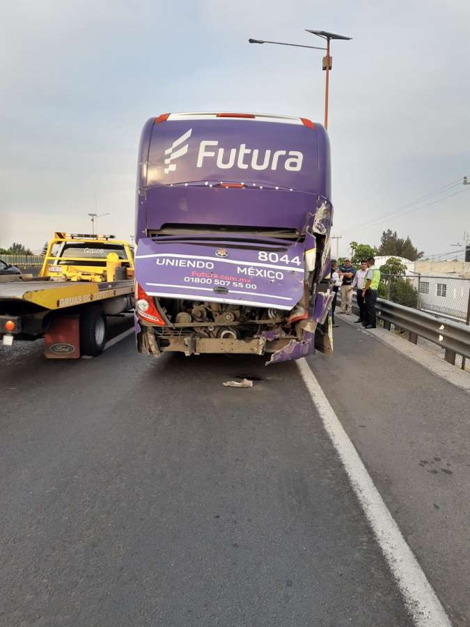 20 Lesionados por impacto entre trailer y autobús de pasajeros en la México–Pachuca