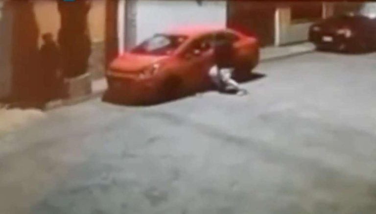 A empujones, así se roban carro en calles de Coacalco