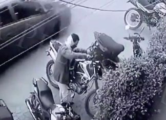 Así roban motocicletas afuera de escuela en Coacalco