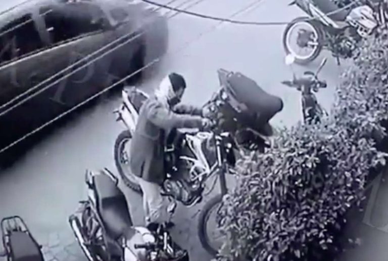 Así roban motocicletas afuera de escuela en Coacalco