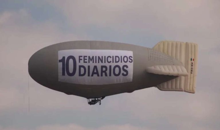 Con zeppelin sobrevolando, protestan en contra de los feminicidios