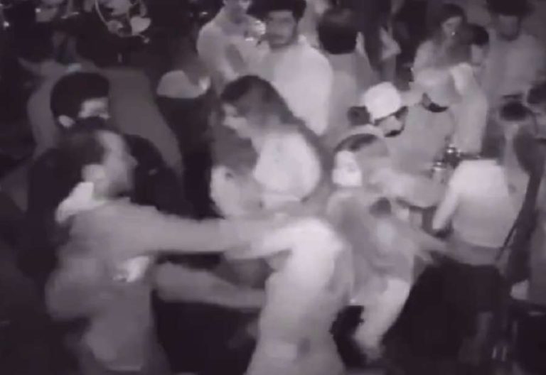 Difunden video donde un hombre agrede a mujeres en un bar de la CDMX