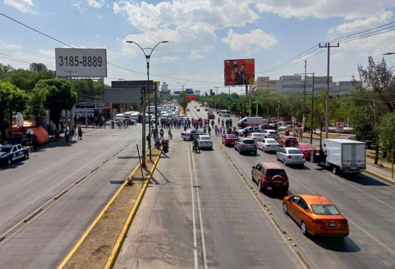 Mujeres bloquean la vía López Portillo, en Coacalco; piden frenar feminicidios