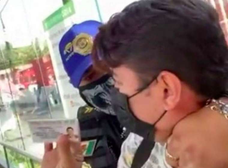 Policía del Metrobús agrede a joven con discapacidad auditiva