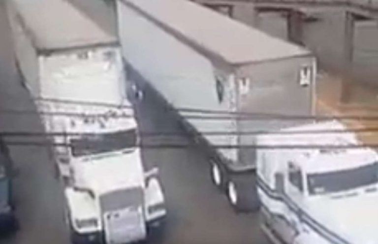 Transportistas afectan circulación en José López Portillo