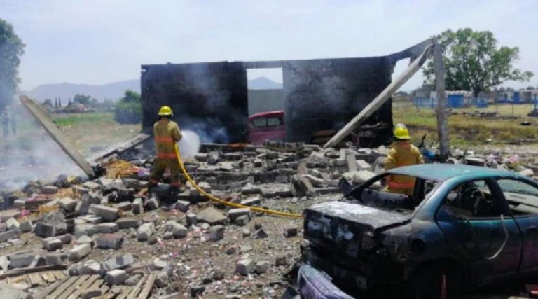 Tres lesionados, saldo de la explosión de polvorín en Tultepec