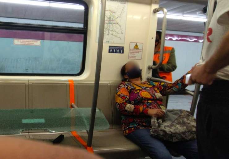 Ventana de vagón del metro cae sobre dos personas en la Línea 1