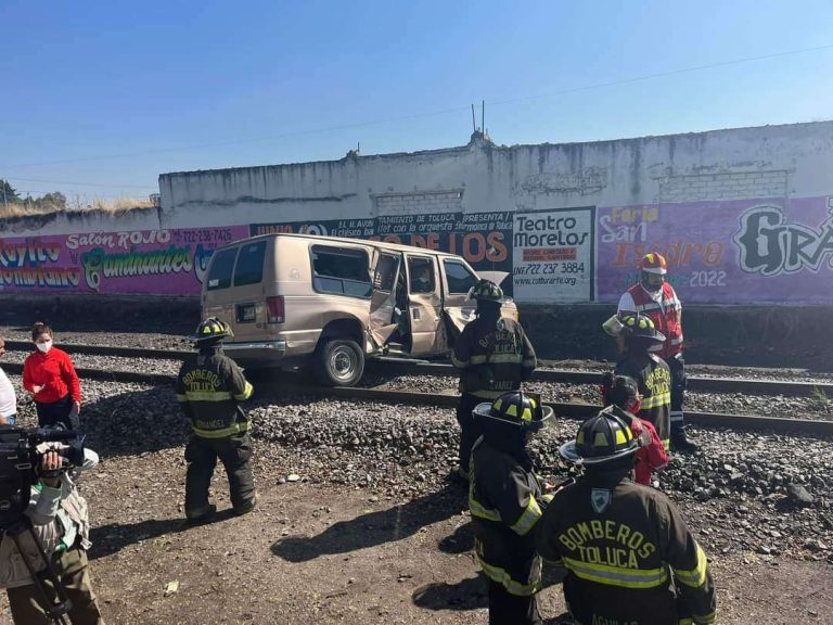Camioneta es impactada por tren en Toluca