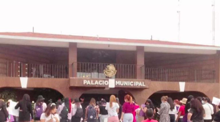 Mujeres marcharon desde el Eje 8 hasta el palacio municipal de Coacalco