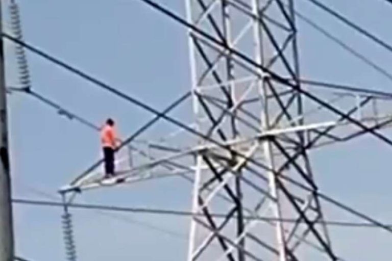 Reportan a un hombre en torre eléctrica en Iztapalapa