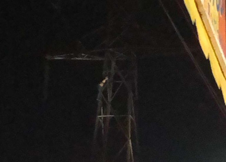 Reportan a una mujer en torre eléctrica sobre la avenida mexiquense