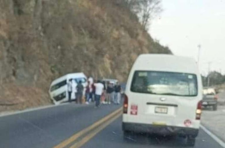 Transporte publico se impacta contra cerro en la Naucalpan Toluca