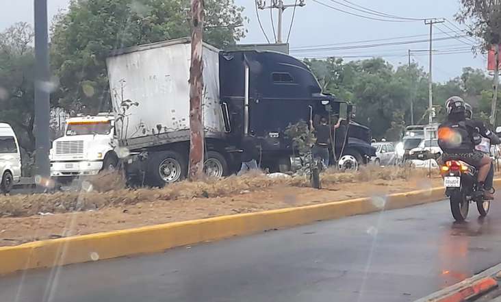 Se reporta trailer atravesado sobre la vialidad López Portillo