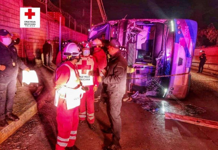 Autobús en Toluca queda volcado, dos pierden la vida, varios lesionados