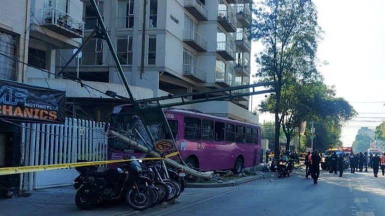 Camión de transporte público impacta contra un poste, 12 personas lesionadas