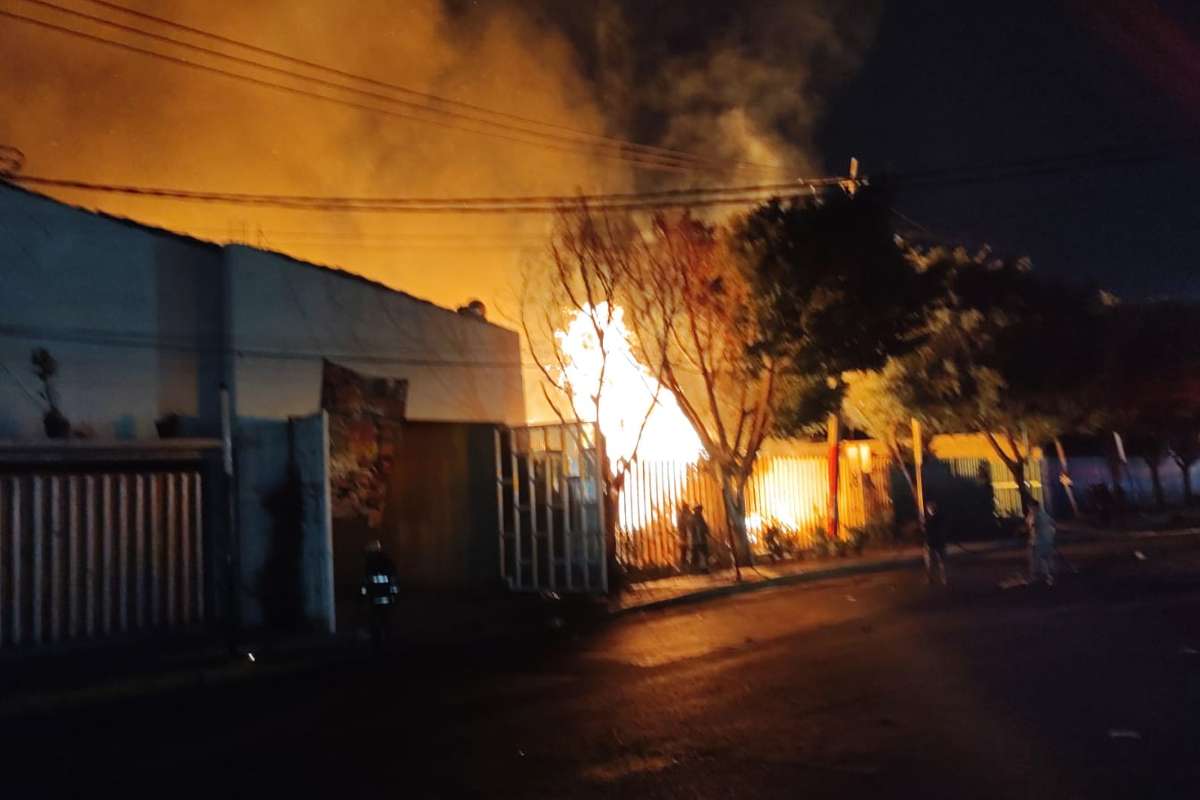 Evacuan a más de 500 vecinos por incendio en Iztapalapa