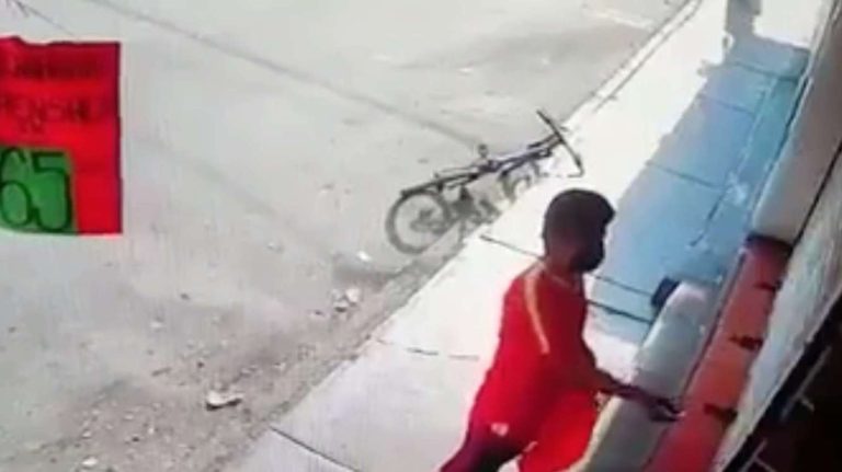 Ladrón es grabado robándose la bicicleta de un niño en Ecatepec