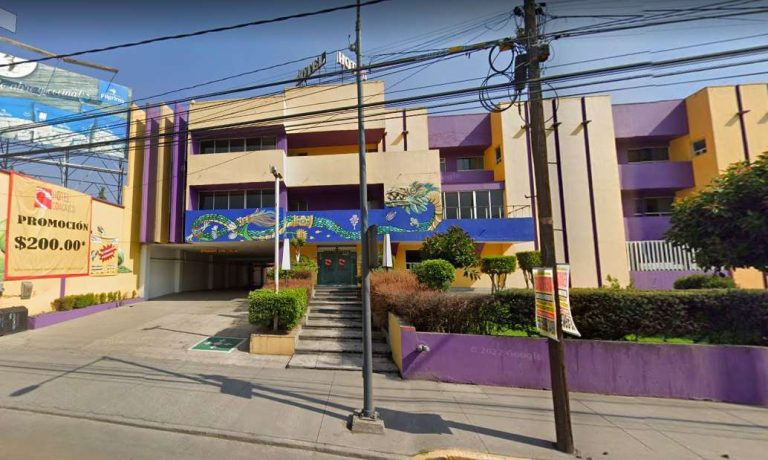 Policias rescatan a un hombre en un hotel de Coacalco