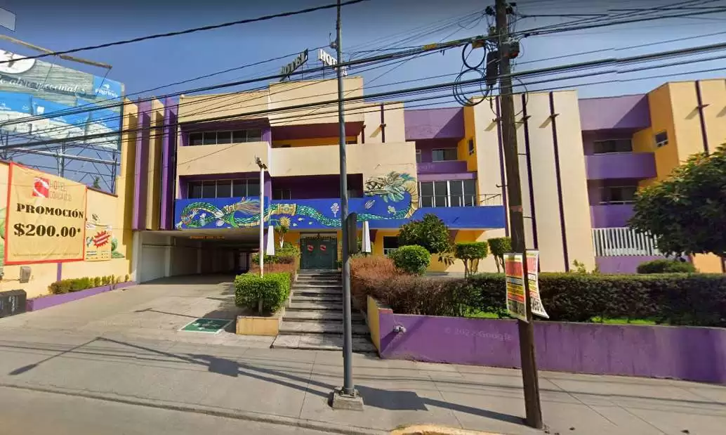Policias rescatan a un hombre en un hotel de Coacalco