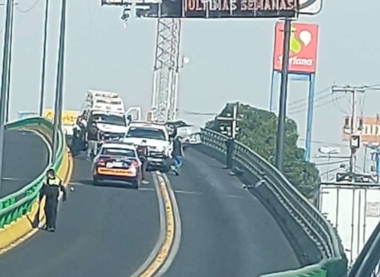 Reportan auto volcado en puente vehicular de Coacalco