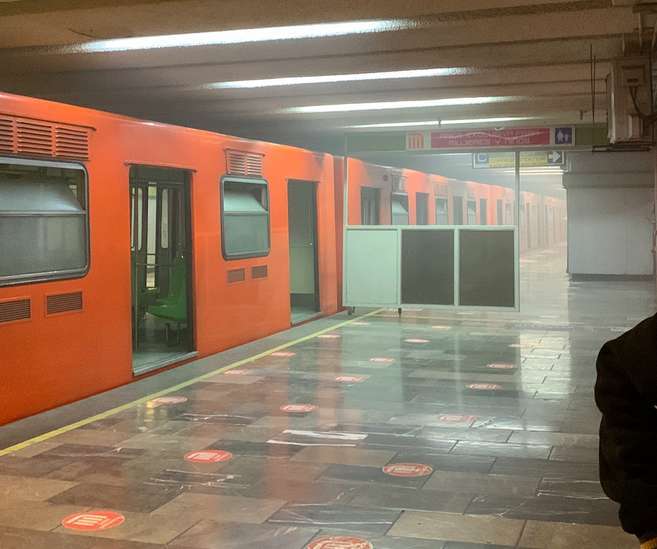 Retiran tren y desalojan a usuarios por incendio en vagón en Metro Guerrero